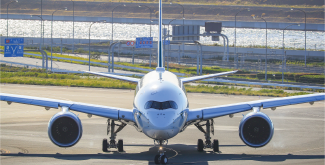 飛行機が頭上をビューン!