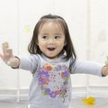 子どもの好奇心をくすぐるワークショップ！1才＆3才親子がベビーアート体験