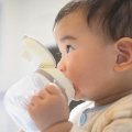 赤ちゃんがストローを使えるのはいつから？ 練習方法を知っておこう！